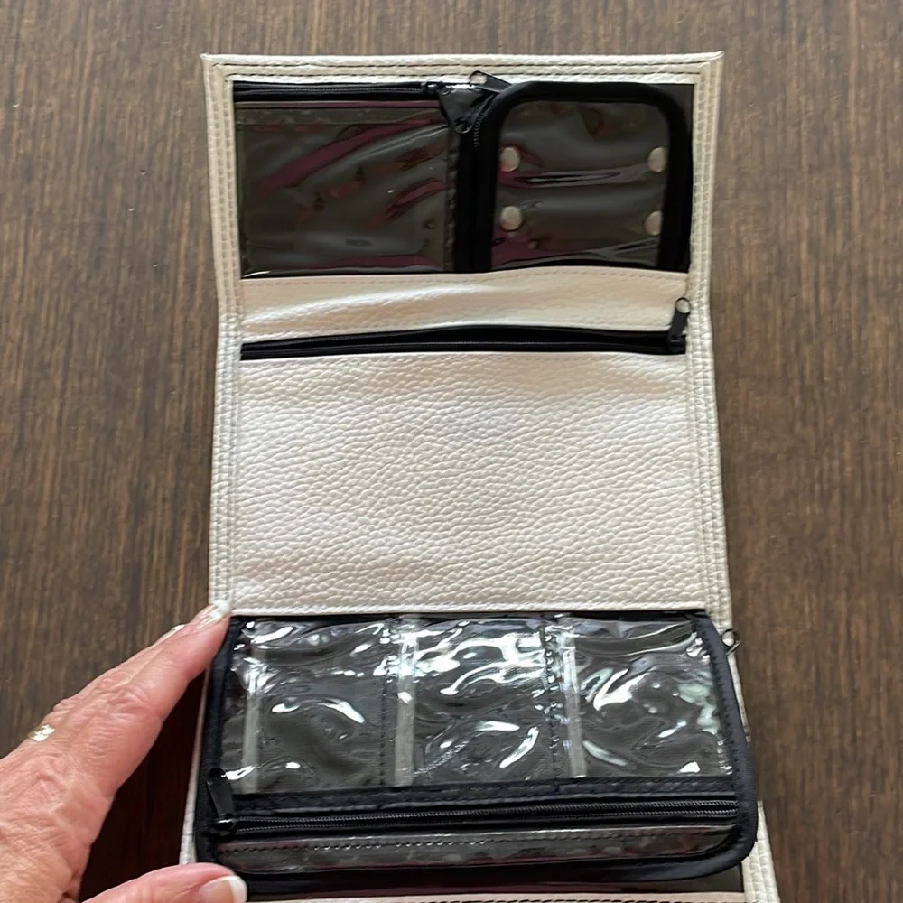 TRAVEL JEWELRY CASE /ORGANIZER, CREAM WITH SILVERTONE HARDWARE EXPANDABLE